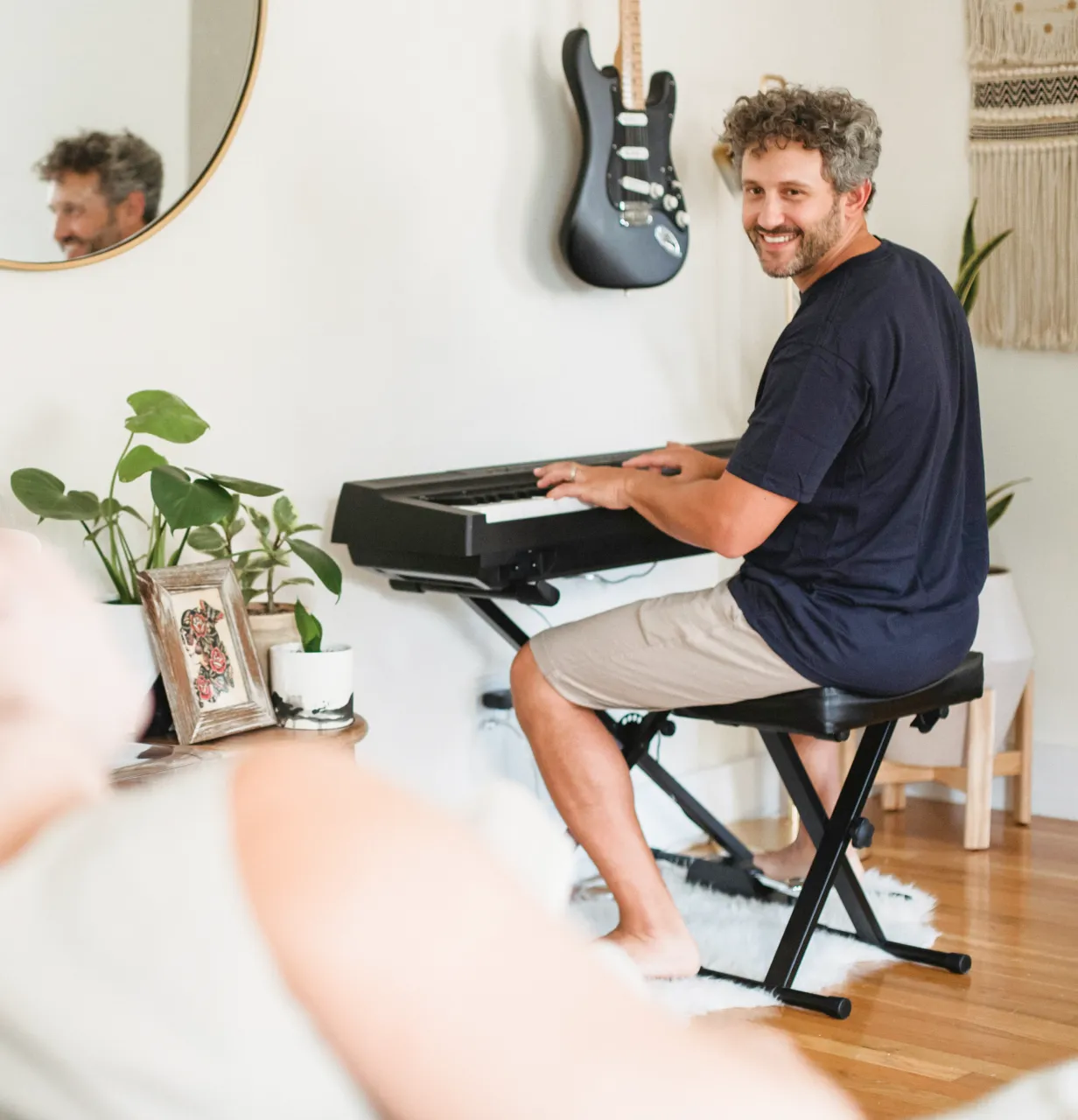 Lächelnder Mann am Keyboard